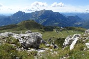 82 Sentiero tra roccioni con vista panoramica